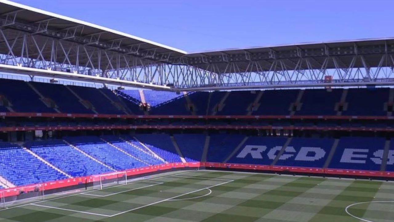 شاهد.. لقطات من داخل أرضية مباراة منتخب مصر وإسبانيا الآن